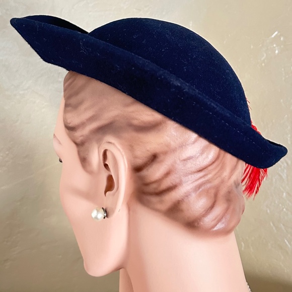 MARVELOUS 1940s\' NAVY FELT HAT WITH RED AND BLACK FEATHERS main image 8